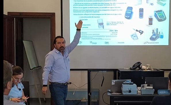 Personal técnico de Aguas de Corrientes durante la capacitación y ensayo interlaboratorio en una planta potabilizadora