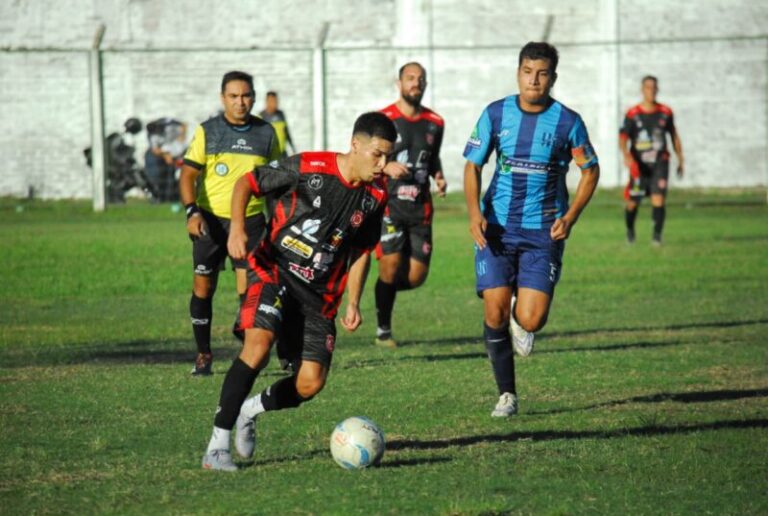 Jugadores de fútbol durante un partido de la Copa de la Liga Correntina
