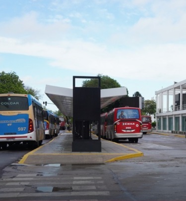 Colectivos urbanos detenidos en la ciudad de Corrientes durante el conflicto de transporte