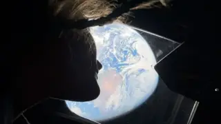 Fotografía de la Tierra vista desde el espacio, capturada por la misión Artemis II de la NASA.
