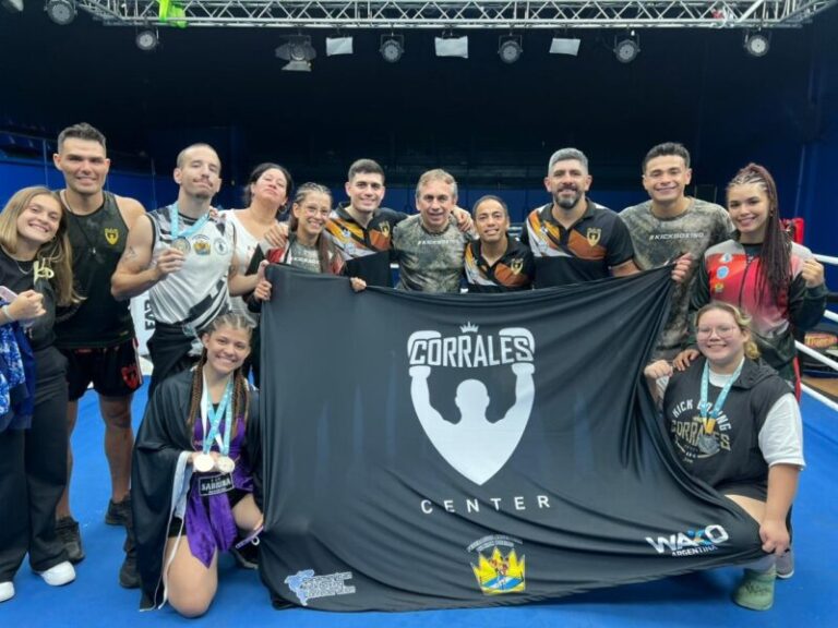 Atletas del Corrales Center de Corrientes en evento de Kickboxing en Buenos Aires