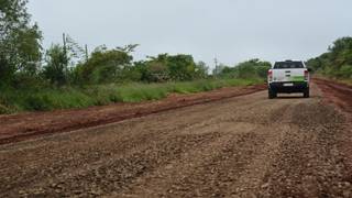 Trabajos de maquinaria vial realizando enripiado en la Ruta Provincial 74, Corrientes