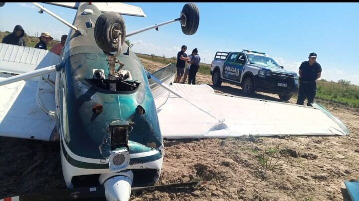 Personal de seguridad y peritos trabajan en la investigación del accidente de una avioneta en un campo de San Cosme, Corrientes.