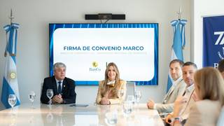 Autoridades del Banco de Corrientes y la UNNE durante la firma del convenio de colaboración.