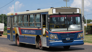 Unidad de transporte urbano en una calle de Bella Vista, Corrientes