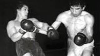 Oscar Bonavena y Gregorio Peralta en el ring, durante su pelea histórica en el Luna Park.