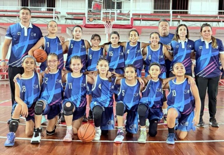 Equipo de Capital, campeón del Provincial de Mini Femenino, posando con el trofeo en Esquina.