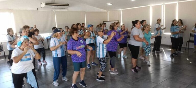 Grupo de adultos mayores participando en una actividad recreativa en el Centro de Jubilados de Corrientes.