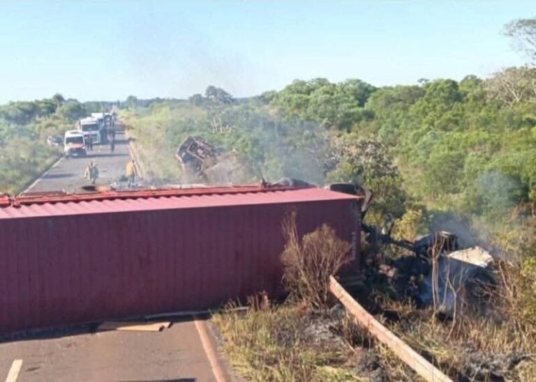 Camión volcado e incendiado en la banquina de la Ruta 14, en Virasoro