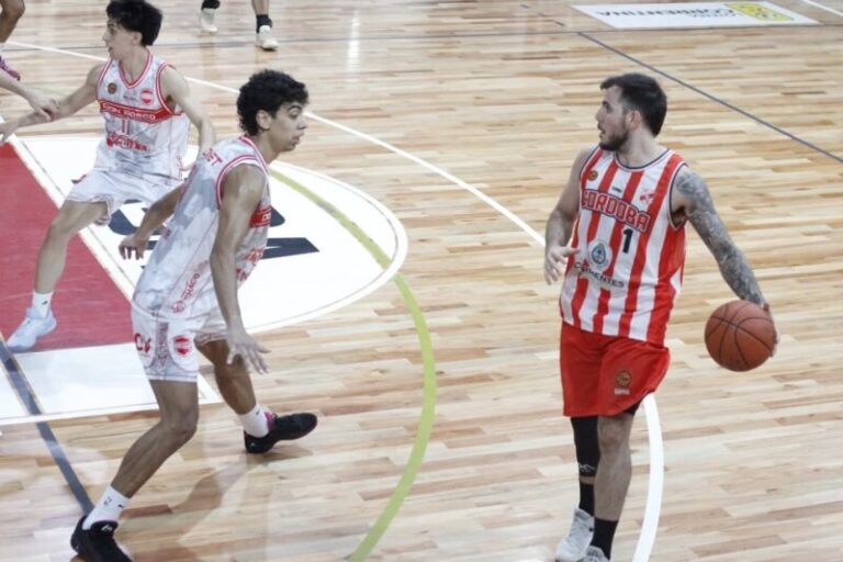 Jugadores del Club Córdoba de Corrientes en acción durante el partido de la Liga Federal de Básquet.