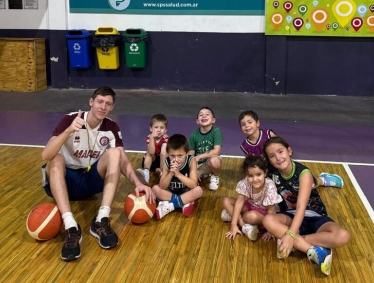 Niños y niñas participando en una sesión de minibásquet en las instalaciones del Club Deportivo Colón, Corrientes.