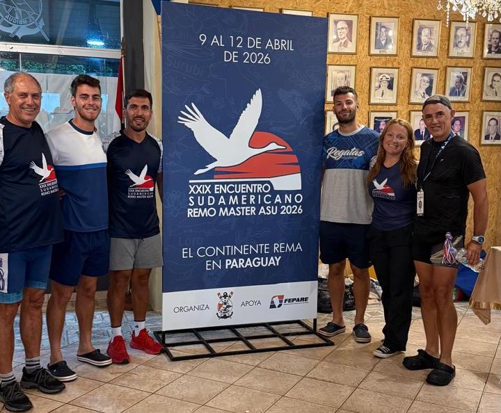 Remeros del Club de Regatas Corrientes posan con sus medallas tras competir en el Sudamericano Master de Asunción.