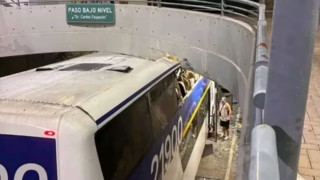 Colectivo de hinchas chocó contra un puente en Banfield, con daños severos en la parte superior.