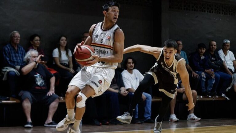 Jugadores de San Martín de Corrientes en un partido de básquet