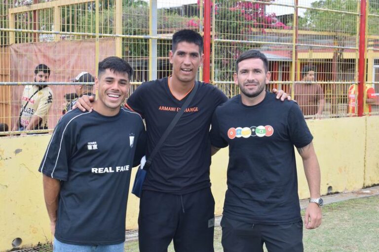Plantel de Comunicaciones de Mercedes preparado para el partido de básquet