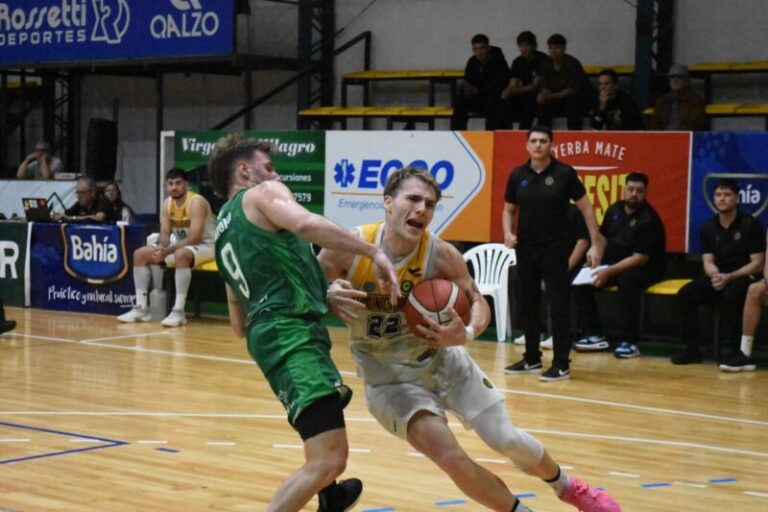 Jugadores de Comunicaciones de Mercedes y Barrio Parque en acción durante el partido de la Liga Argentina de Básquetbol.
