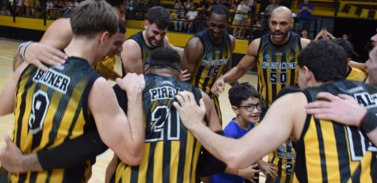 Jugadores de Comunicaciones de Mercedes en partido de básquetbol de la Liga Argentina.