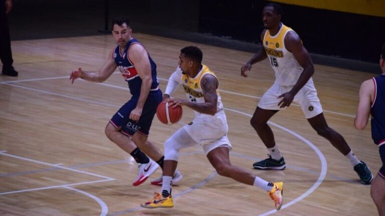 Jugadores de Comunicaciones y Bochas en acción durante el partido de la Liga Argentina de Básquet.