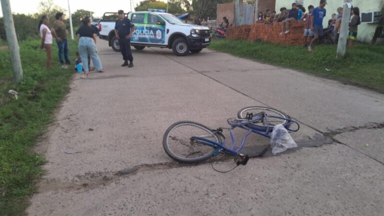 Ambulancia y vehículos de emergencia en el camino al Puerto Boca, Goya, tras siniestro vial con conductor alcoholizado