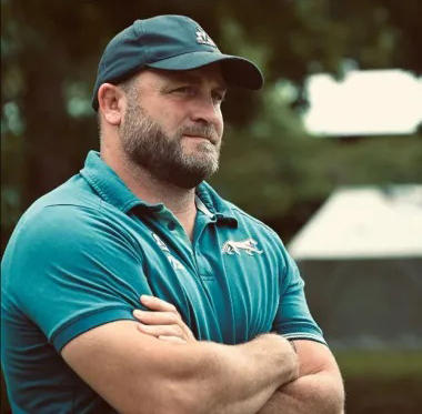 Referentes de la Unión Argentina de Rugby en una clínica de capacitación con jugadores locales.