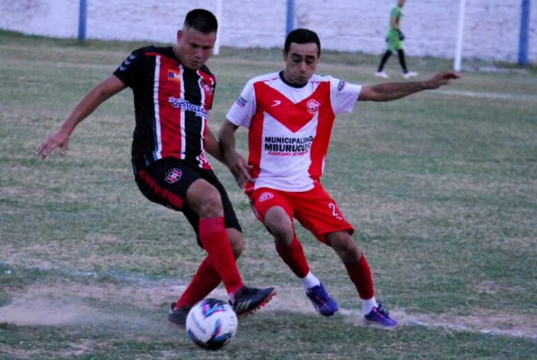 Jugadores de fútbol en acción durante un partido de la Liga Correntina.