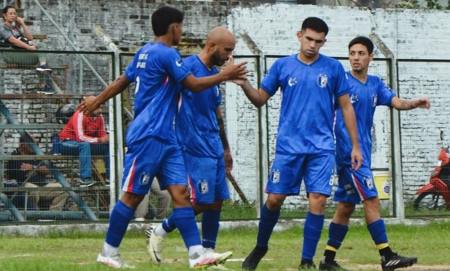 Acción de un partido de la Copa de la Liga Correntina en un estadio local