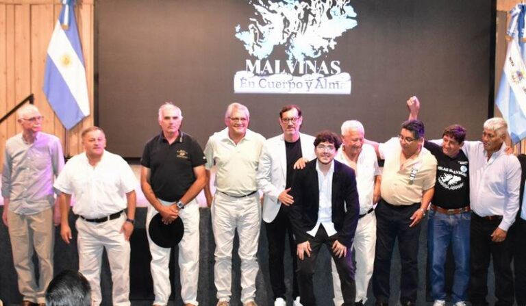 Público y autoridades en el auditorio Julián Zini de Corrientes durante el estreno del documental sobre Malvinas.