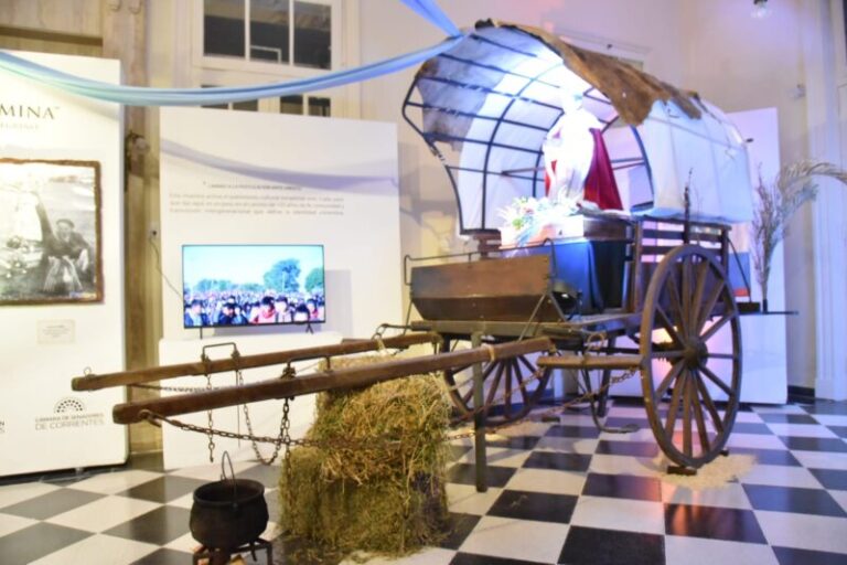 Muestra La Fe que Camina en la Legislatura de Corrientes sobre la Peregrinación de San Luis del Palmar a Itatí