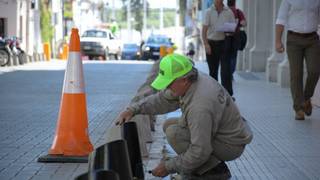 Trabajadores municipales instalando un reductor de velocidad en una calle de Corrientes