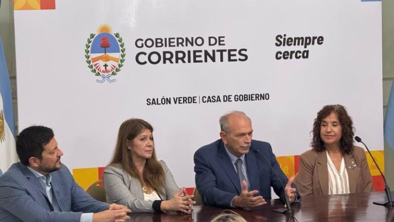 Autoridades del Ministerio de Salud Pública de Corrientes durante la presentación del programa contra la resistencia antimicrobiana.