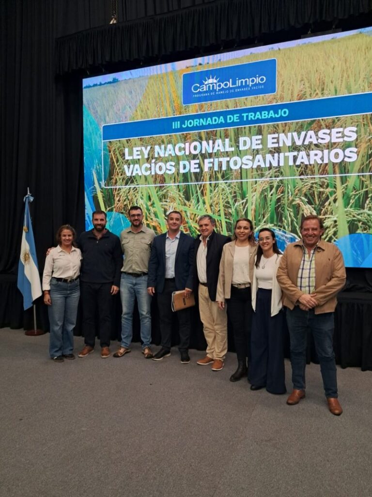Operarios manipulando envases fitosanitarios vacíos en un centro de almacenamiento en Corrientes