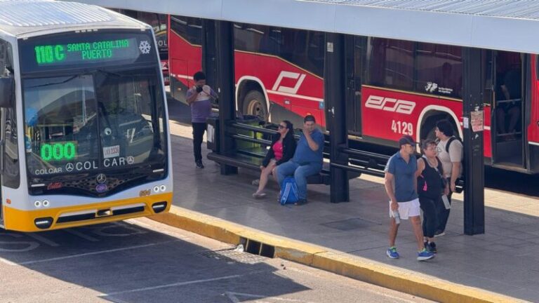 Colectivo urbano transitando por una calle de la ciudad de Corrientes