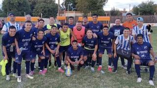 Celebración de un equipo de fútbol tras la clasificación a octavos de final del Torneo Provincial de Clubes.