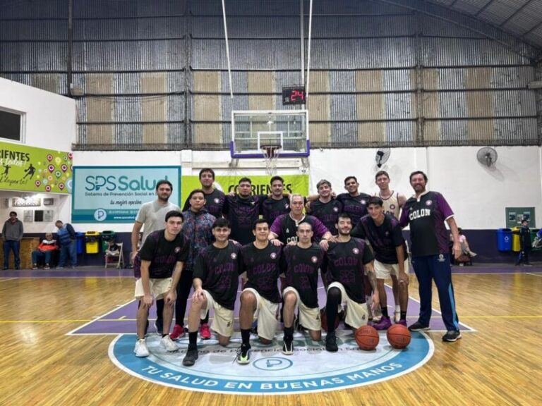 Jugadores de básquet de Deportivo Colón y San Martín en acción durante el partido en Corrientes.