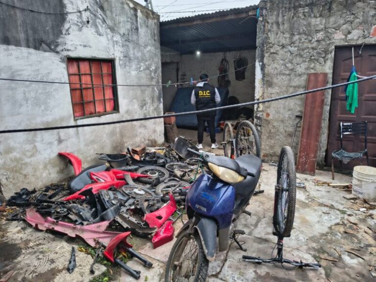 Allanamiento en barrio Quinta Ferré por desguace de motos robadas