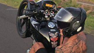 Efectivos policiales junto a una motocicleta Honda CG Titán secuestrada en un operativo en Corrientes.
