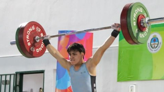 Domingo Meza, atleta correntino de levantamiento de pesas, preparándose para competencia
