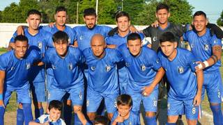 Ilustración del partido de fútbol entre Deportivo Empedrado y Unión de Ituzaingó en el Torneo Provincial.