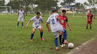 Ilustración de acción de fútbol representando el Provincial de Clubes de Corrientes.