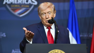 Donald Trump habla por teléfono en el Despacho Oval.