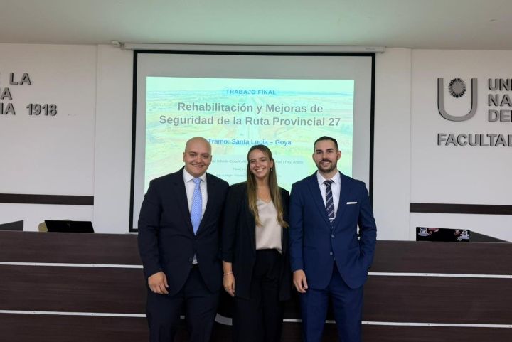 Estudiantes de Ingeniería Civil de la UNNE durante la presentación de su proyecto final sobre la Ruta 27.