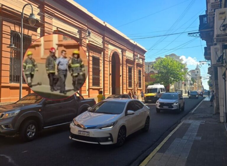 Personal de emergencias y vehículos frente a una escuela en Corrientes durante una evacuación preventiva.