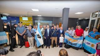 Grupo de excombatientes y autoridades en el aeropuerto Piragine Niveyro de Corrientes, previo al viaje a Malvinas.