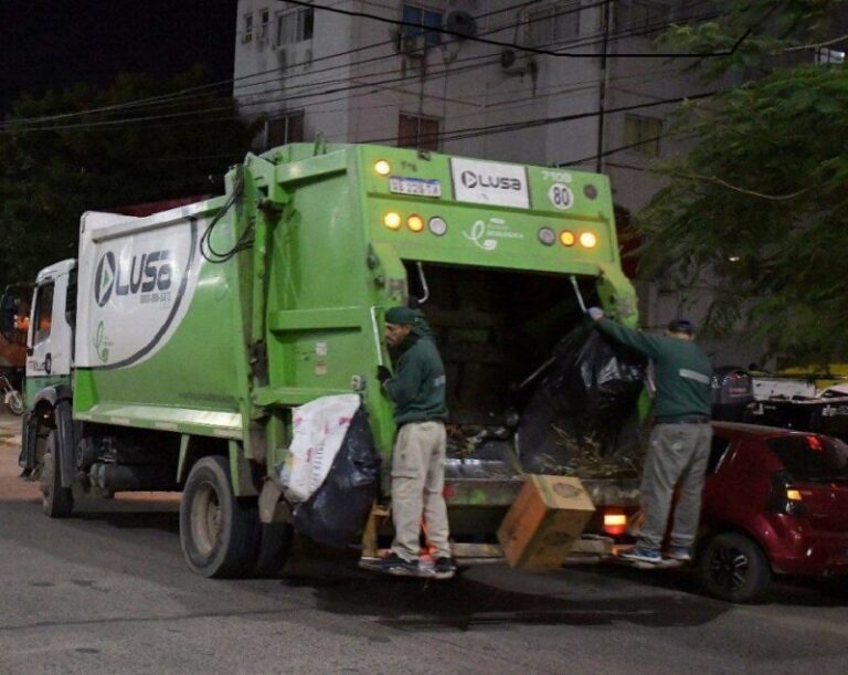 Recolección de residuos en la ciudad de Corrientes durante el feriado del 1 de mayo