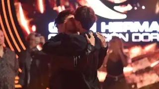 Franco Poggio y Lizardo Ponce en un abrazo tras la eliminación del reality.