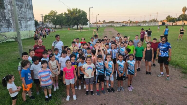 Jóvenes atletas participando en una competencia de mini atletismo en un espacio abierto.
