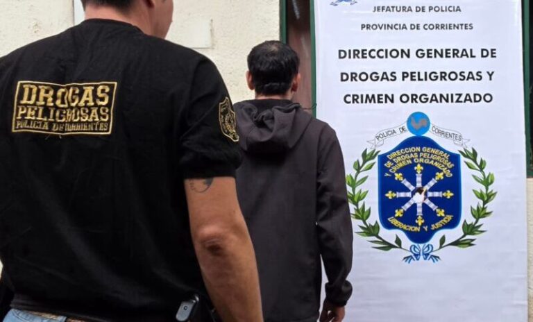 Fachada de una comisaría en la ciudad de Corrientes, Argentina.