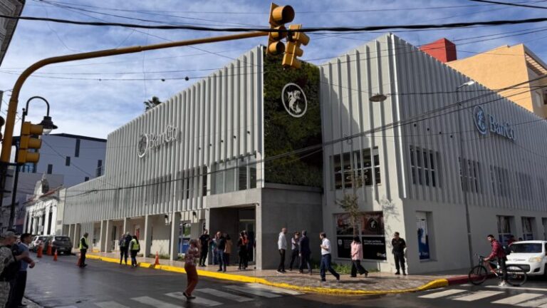 Autoridades en el acto de inauguración de la renovada casa matriz del Banco de Corrientes