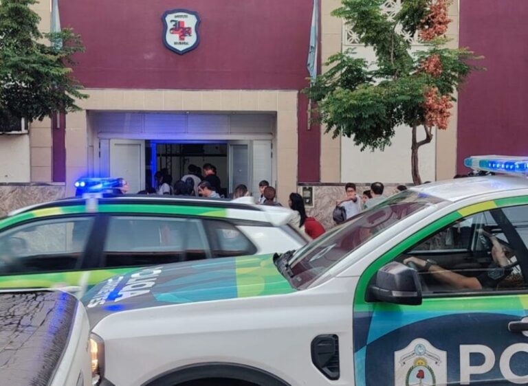 Estudiantes ingresando a una escuela en Corrientes bajo la lluvia