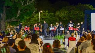Espectáculo artístico de apertura del Mes de Corrientes en el anfiteatro José Hernández